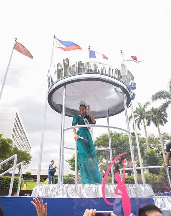 Hàng nghìn người xem lễ diễu hành của Hoa hậu Hoàn vũ 2015