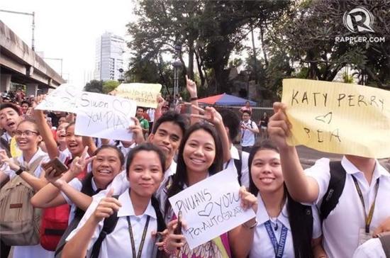 Hàng nghìn người xem lễ diễu hành của Hoa hậu Hoàn vũ 2015