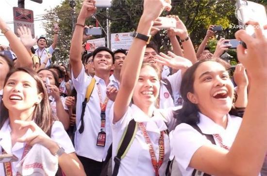 Hàng nghìn người xem lễ diễu hành của Hoa hậu Hoàn vũ 2015