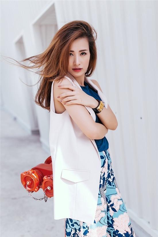 Đông Nhi tự hào là ca sĩ duy nhất trong danh sách Forbes