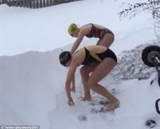 nguoi my dua nhau mac do boi nhay cam minh trong tuyet hinh anh 1