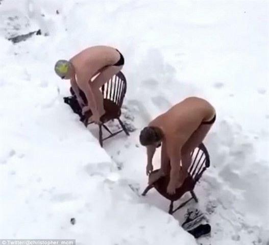 nguoi my dua nhau mac do boi nhay cam minh trong tuyet hinh anh 3