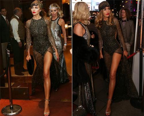 Bộ váy Abbey mặc do nhà tạo mẫu nổi tiếng ở Liverpool Philip Armstrong thiết kế dành riêng cho cô nàng. Sau khi sinh bé Liberty Rose hơn nửa năm trước, vợ Crouch nhanh chóng lấy lại vóc dáng và có phần bận rộn hơn trước khi vừa làm người mẫu, MC, vừa nhận lời làm giám khảo chương trình tuyển chọn người mẫu Britain's Next Top Model.