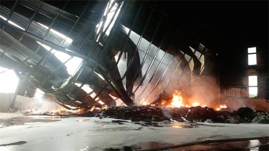 Ngọn lửa bốc lên dữ dội tại kho tái chế