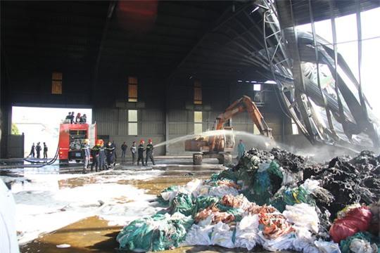 Lực lượng chức năng chữa cháy tại hiện trường.