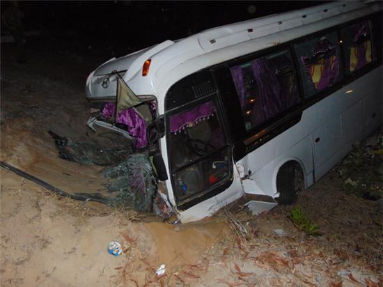 Xe chở công nhân viên về ăn tết bị nạn, 1 người chết, 25 bị thương - Ảnh 1.