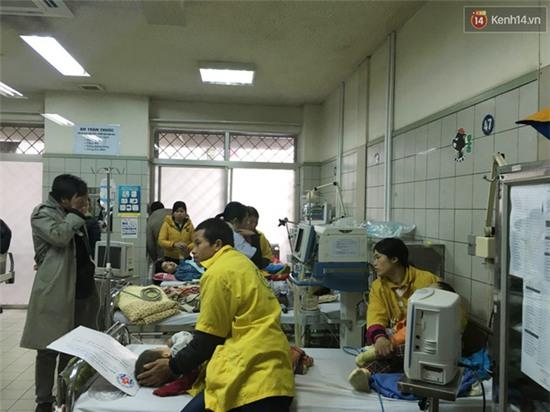 Bệnh viện ở Hà Nội quá tải vì bệnh nhân nhập viện trong đợt rét kỷ lục - Ảnh 2.