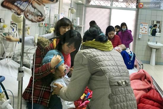 Bệnh viện ở Hà Nội quá tải vì bệnh nhân nhập viện trong đợt rét kỷ lục - Ảnh 3.