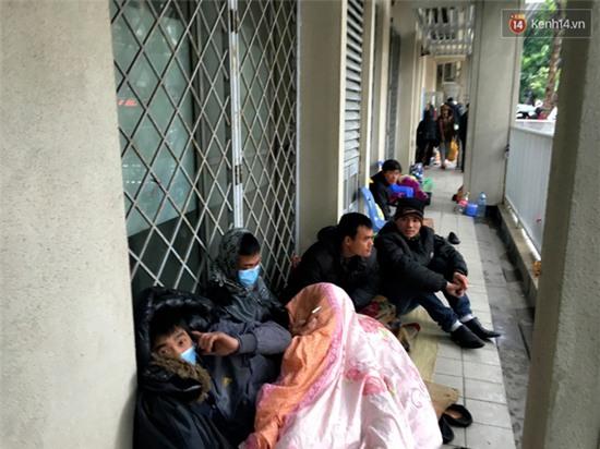Bệnh viện ở Hà Nội quá tải vì bệnh nhân nhập viện trong đợt rét kỷ lục - Ảnh 4.
