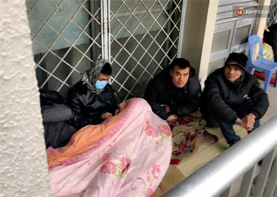 Bệnh viện ở Hà Nội quá tải vì bệnh nhân nhập viện trong đợt rét kỷ lục - Ảnh 5.