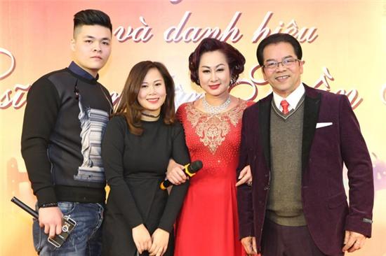 Nghệ sĩ nhân dân Trần Nhượng (đứng vị trí đầu tiên từ phải sang trái) hạnh phúc mở tiệc ăn mừng sinh nhật và danh hiệu NSND.