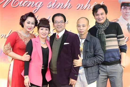  Rất nhiều nghệ sĩ và bạn bè của nghệ sĩ Trần Nhượng đã đến chúc mừng anh. 