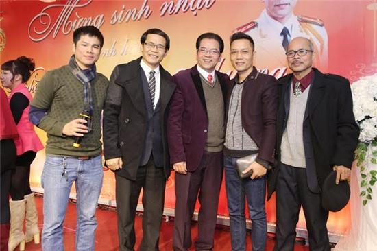 Nghệ sĩ Hán Văn Tình ( đứng đầu từ phải sang trái) cũng đến chúc mừng bạn.