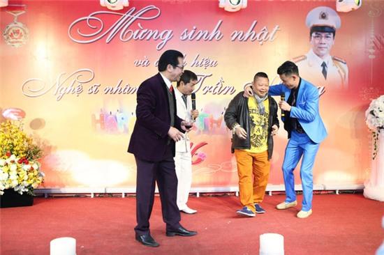 Các nghệ sĩ còn diễn kịch để chúc mừng đàn anh.