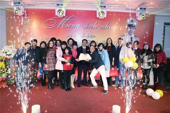 Các nghệ sĩ chụp ảnh kỉ niệm với nghệ sĩ Trần Nhượng.