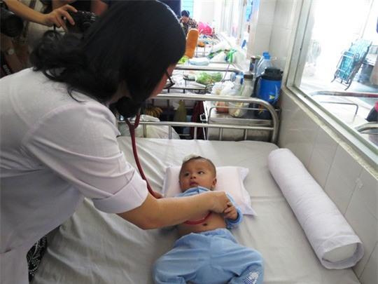 Bé bị dao đâm xuyên sọ ở miền Tây xuất viện lần 3