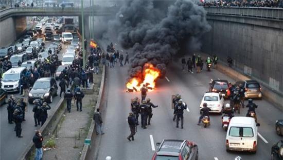 Tài xế taxi tổ chức bạo loạn khắp thủ đô Paris phản đối Uber - Ảnh 4.