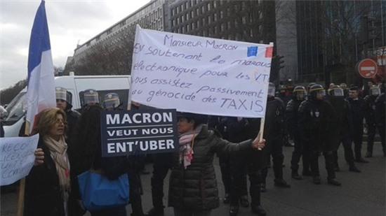 Tài xế taxi tổ chức bạo loạn khắp thủ đô Paris phản đối Uber - Ảnh 5.