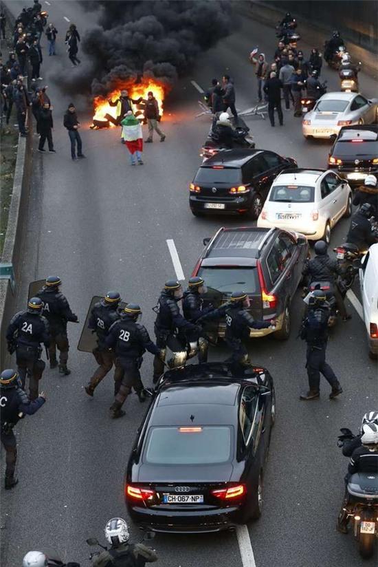 Tài xế taxi tổ chức bạo loạn khắp thủ đô Paris phản đối Uber - Ảnh 6.