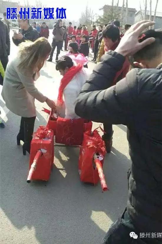 Choáng với đám cưới giả kiệu hoa độc lạ