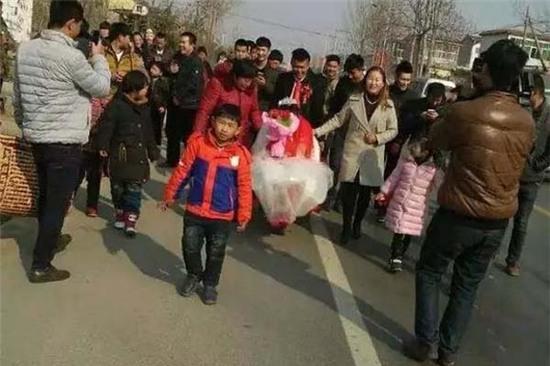 Choáng với đám cưới giả kiệu hoa độc lạ