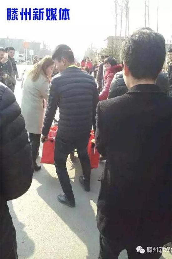 Choáng với đám cưới giả kiệu hoa độc lạ