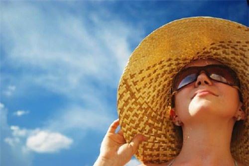 Tránh tiếp xúc trực tiếp với ánh nắng mặt trời để giảm nguy cơ ung thư da 
