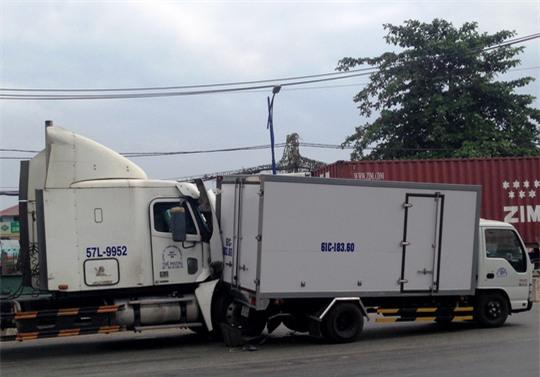 Hai chiếc xe dính chặt vào nhau sau va chạm