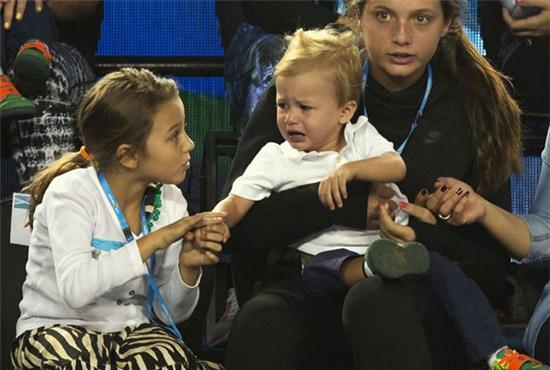 Một trong hai cô nhóc song sinh của Federer đang trấn an cậu em trai