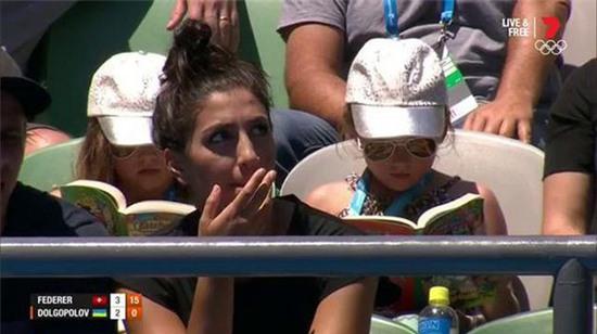 Charlene Riva và Myla Rose chăm chú đọc sách trong trận đấu của bố với đối thủ Dolgopolov ở vòng hai Australia mở rộng.