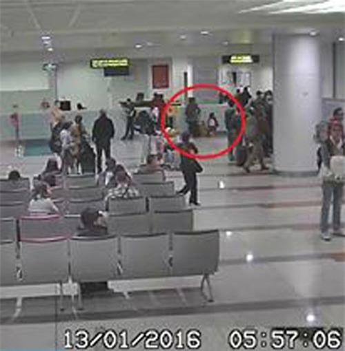 thuc hu su viec hanh khach bi 'voi tien' khi nhap canh tai noi bai - 1