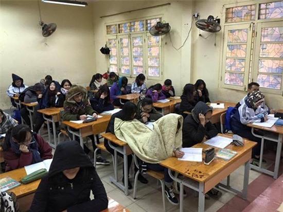 Trời quá rét, học sinh miền Bắc nảy ra sáng kiến quấn chăn đi học. - Ảnh 3.
