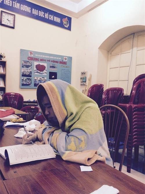 Trời quá rét, học sinh miền Bắc nảy ra sáng kiến quấn chăn đi học. - Ảnh 5.