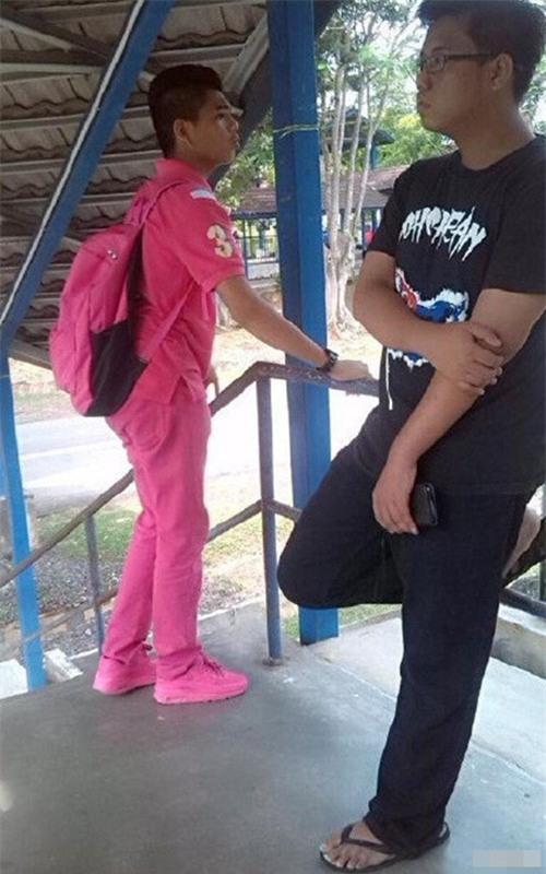 Chàng sinh viên bị kỳ thị vì thích màu hồng