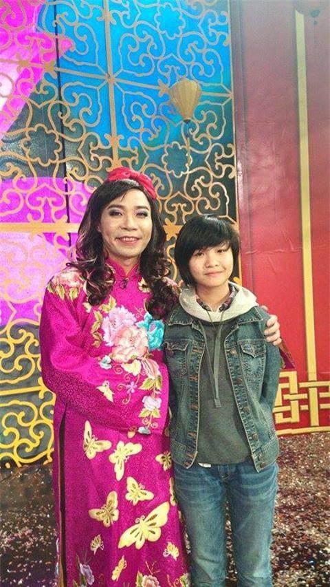 Bé Kiến rất hay đến xem các chương trình có bố biểu diễn