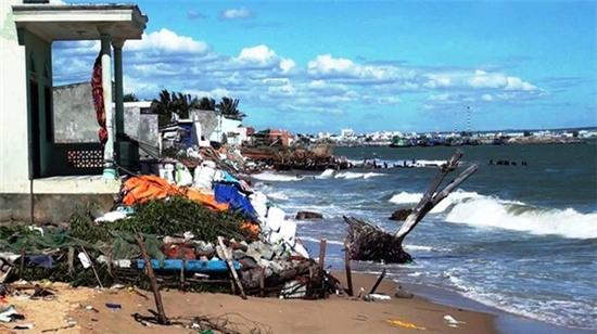 Triều cường, sóng lớn đánh sập hơn 50 nhà dân - Ảnh 1.