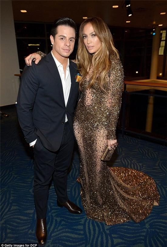 Jennifer Lopez phủ nhận đính hôn với bồ trẻ