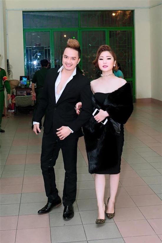 Mới đây, Hương Tràm gây choáng khi mặc đầm đen, có áo choàng lông như quý bà để đi xem liveshow Đan Trường cùng Cao Thái Sơn.