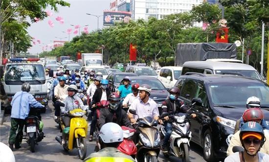 Ôtô gây tai nạn, cửa ngõ sân bay Tân Sơn Nhất ùn tắc