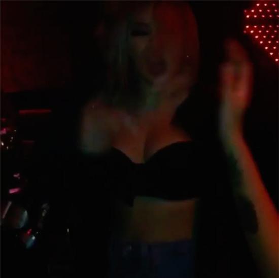 CL (2NE1) gây tranh cãi khi tích cực khoe thân, lộ ảnh thác loạn trên mạng - Ảnh 2.