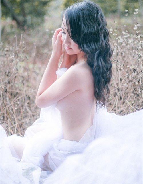 Bóc mẽ sở thích khoe thân gây sốc của nhiều cô gái