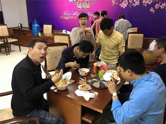 Các nghệ sĩ ăn mì tôm tập luyện Táo quân