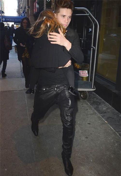 Nhiều ý kiến cho rằng Brooklyn nhận được công việc tốt nhờ mối quan hệ của bố mẹ chứ không hẳn bởi tài năng.