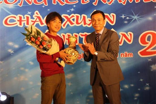 hlv-miura-vui-ve-nhan-qua-chia-tay-cua-vff-2