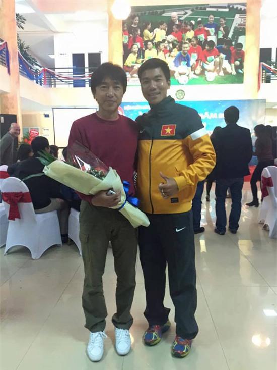 hlv-miura-vui-ve-nhan-qua-chia-tay-cua-vff-5