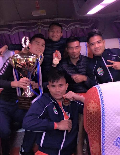 Các cầu thủ phấn khích chụp cùng Cup trên xe. Giành Siêu Cup quốc gia, Bình Dương nhận 250 triệu đồng từ Ban tổ chức. Ngoài ra, các cầu thủ còn được CLB thưởng nóng 500 triệu đồng.