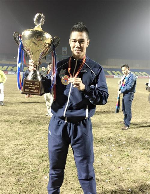 cau-thu-binh-duong-selfie-khoe-sieu-cup-3