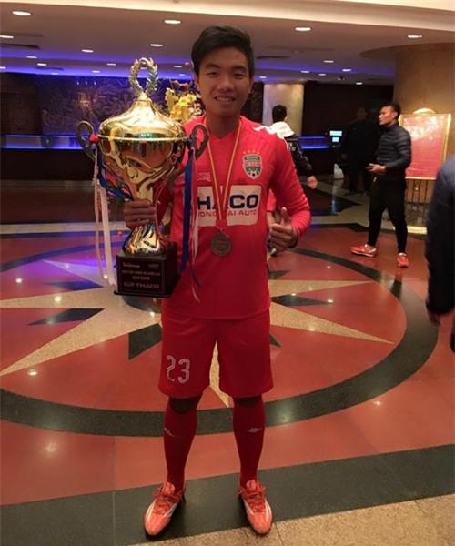 cau-thu-binh-duong-selfie-khoe-sieu-cup-4