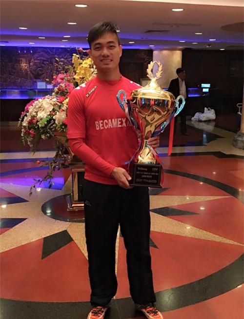 cau-thu-binh-duong-selfie-khoe-sieu-cup-5