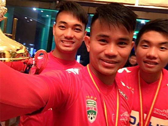Các cầu thủ Bình Dương selfie với Cup.  Ban lãnh đạo Bình Dương cũng quyết định cho cầu thủ nghỉ Tết sớm. Đội sẽ hội quân trở lại vào ngày mùng Ba để thi đấu ở AFC Cup.